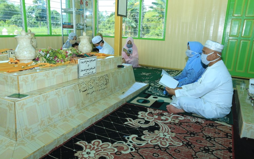 Tidak ada Open House, Bupati Wahid Isi Moment Idul Fitri dengan Ziarah ke Makam Keluarga