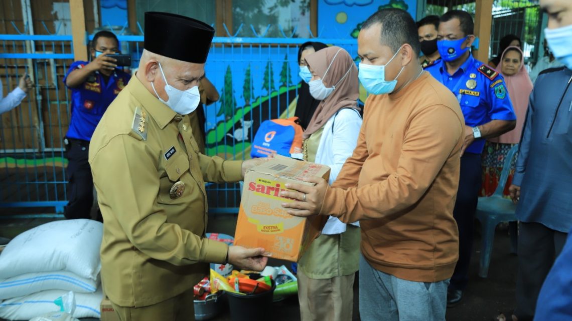 Bupati HSU Bantu Korban Kebakaran Kelurahan Murung Sari