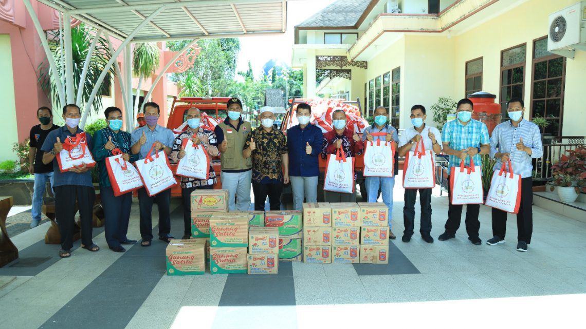 Bupati HSU Salurkan 200 Paket Bantuan Presiden Untuk Korban Banjir HSU