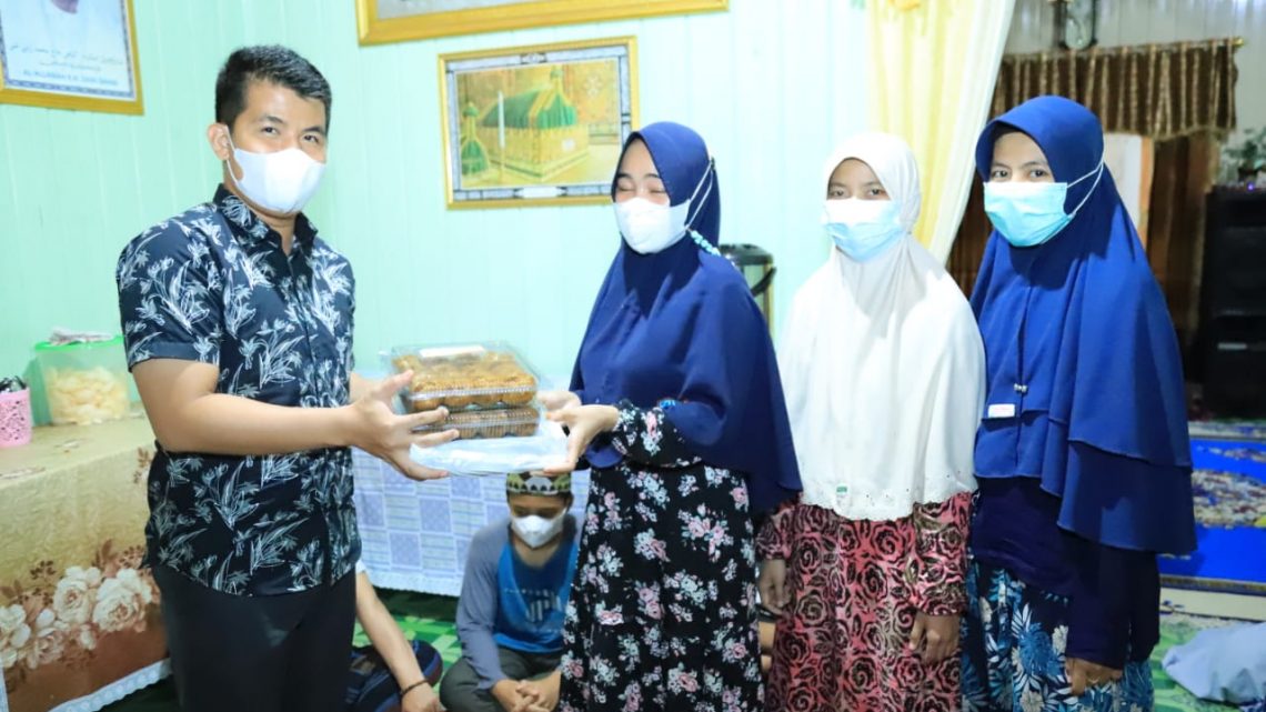 Kunjungi Kafilah, Ketua DPRD HSU Almien bawakan Apem Hambuku