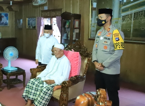 Silaturahmi Bupati HSU dengan Abah Guru Danau Himbau Jama’ah Laksanakan Ibadah Nisfu Sya’ban di Rumah Saja