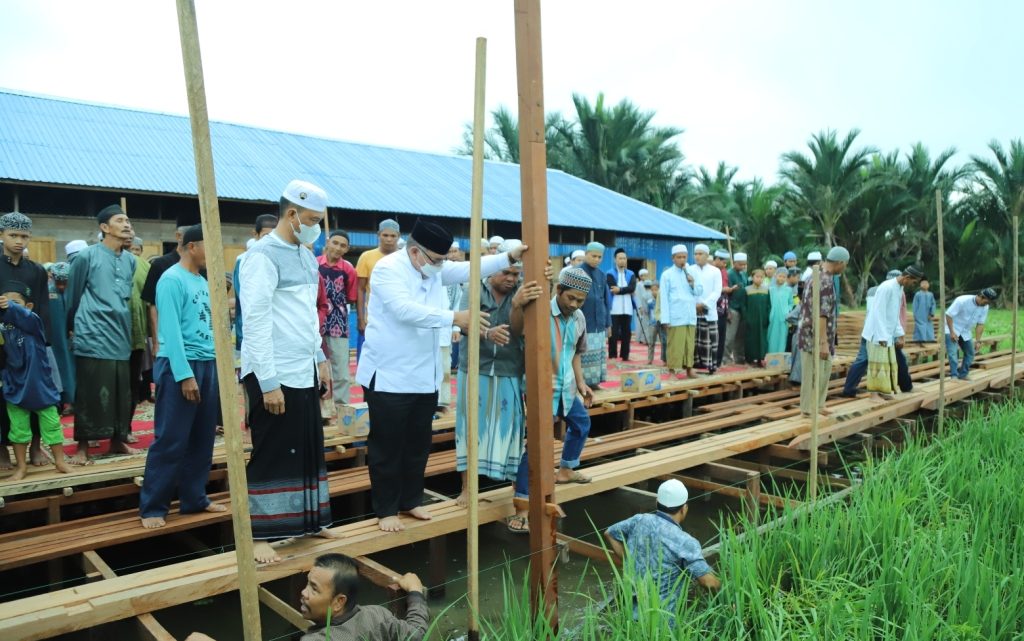 Wakil Bupati HSU Lakukan Peletakan Tiang Pertama Lokal Belajar Ponpes Kun Anta Al Amin Desa Kayakah