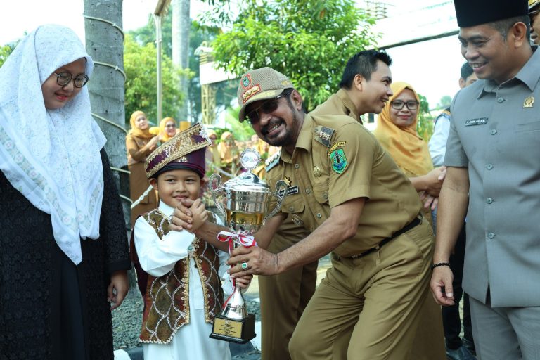 PJ. BUPATI HSU APRESIASI PEMUDA BERPRESTASI PADA PERINGATAN HARI SUMPAH PEMUDA KE-96