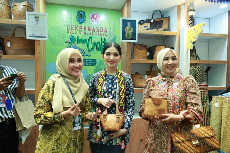 SELVI GIBRAN TERPUKAU KERAJINAN HULU SUNGAI UTARA